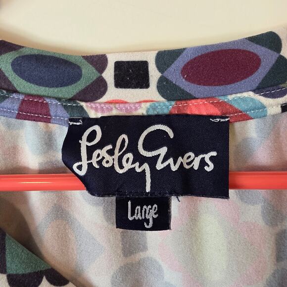 Lesley Evers Womens V-neck short Sleeve Tee in Gems Pattern Size Large Colorful - Picture 3 of 3